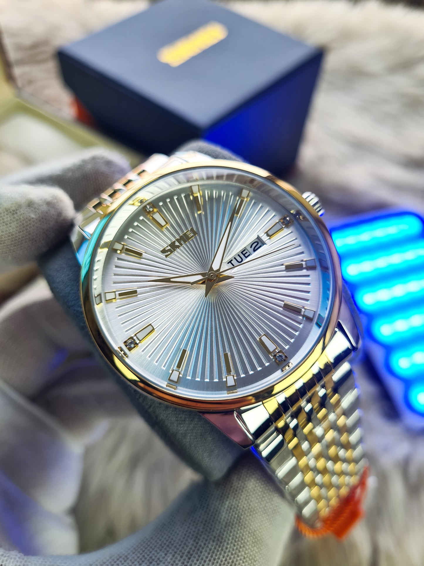 SKMEI 9323 Luxury Men’s Quartz Watch White Dial– Stainless Steel Strap, Luminous Date Display