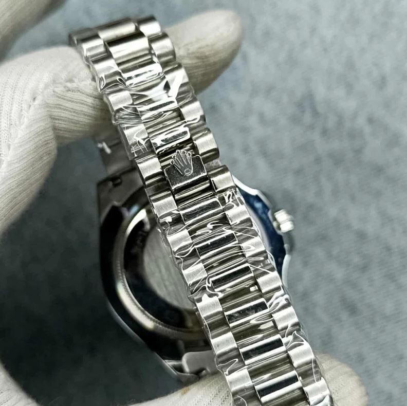 Yacht-Master Style Men’s Green Dial Quartz Watch – Silver Bezel & Stainless Steel Bracelet